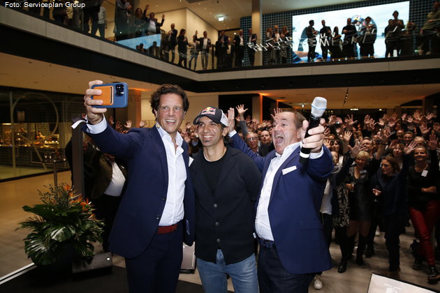 Florian Haller (CEO Serviceplan Group), Dario Costa, Wolfram Kons beim Selfie mit den Gästen. Foto: Serviceplan Group