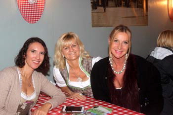 Maiba, Silvia Maute und Katharina Wiemes im Cafe Mohrenkopf. Foto: Andrea Pollak