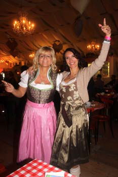 Silvia Maute und Maiba im Cafe Mohrenkopf. Foto: Andrea Pollak