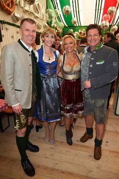 Peter Mey (Leiter BMW Niederlassung München), Ehefrau Candy Mey, Schauspieler Francis Fulton-Smith und seine Lebensgefährtin Claudia Hillmeier