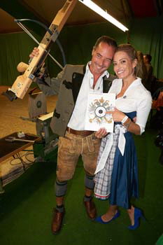 Schauspieler John Friedman mit seiner Freundin Sarah Valentina Winkhau