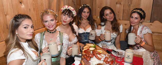 VIP-Ladies feiern beim Daller Wiesn-Anstich im Weinzelt. Foto: Daller Tracht