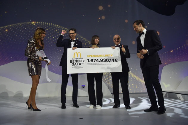 Jana Ina Zarella, Adrian Kstler (Vorstand McDonalds Kinderhilfe Stiftung), Christina Stuermer, Mario Federico (McDonald's Vorstandsvorsitzender), Alexander Mazza. Foto: BrauerPhotos/G. Nitschke