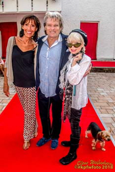 Ex-Model und Gastgeberin Julie Noll (Boutique Mnchen Mitte) mit den Schauspielern Ernst Hannawald und Ingrid Steeger