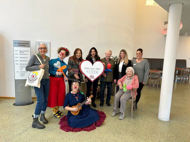 Andrea Andrade, KlinikClown "Pomodoro", Heidi Ehrenhuber, Clarissa Kfer, Karl Mller, Carolin Walter (Einrichtungsleitung), Rosa Maske, Daniela Aulich, davor KlinikClown "Ferdi". Foto: Daniela Weitkamp
