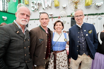 Markus Meindl, Peter und Katharina Inselkammer (Festwirte), Bernd Dpke (BMW Niederlassungsleiter Mnchen)