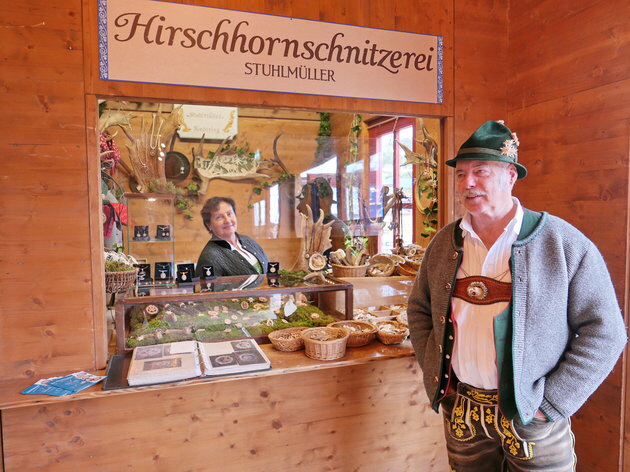 Maria und Siegfried Stuhlmller an ihrem Stand im Traditionszelt der Oidn Wiesn. Foto: Htzelsperger