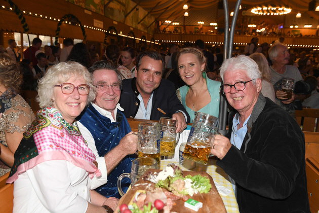 Elmar Wepper mit Frau Anita, Falk Raudies mit Frau Andrea, Thomas M. Stein