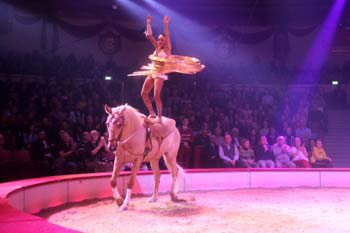 Eliana Stipka-Biasini: Hula Hoop zu Pferde. Foto: Andrea Pollak