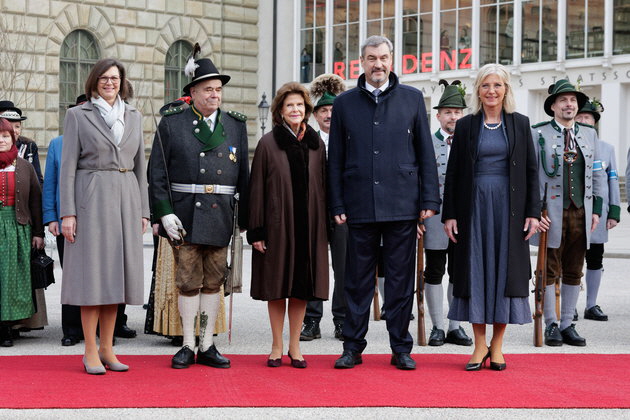 Ihre Majest�t K�nigin Silvia von Schweden (M.) wurde vor der Residenz empfangen von (v.r.) Sozialministerin Ulrike Scharf, Ministerpr�sident Dr. Markus S�der, Gebirgssch�tzenhauptmann Martin Haberfellner und Landtagspr�sidentin Ilse Aigner. Foto: StMAS/N�tel