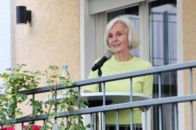 Direktorin Ursula M�nch bei ihrer Begr��ungsrede auf der Terrasse der Akademie f�r Politische Bildung