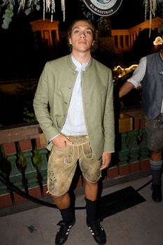 Elias Becker (Outfit : Kinga Mathe)