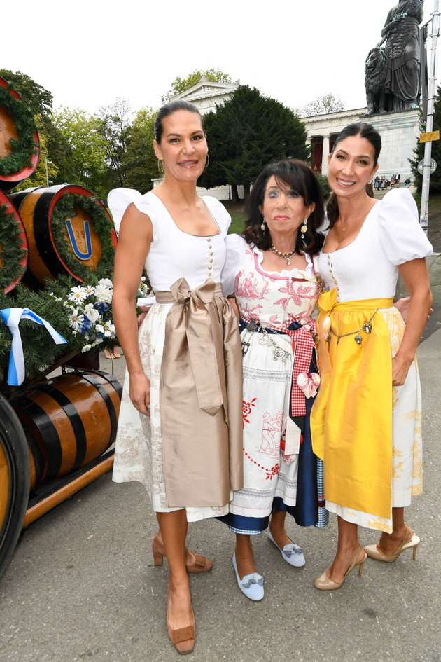 Regine Sixt (Mitte) mit ihren Schwiegert�chtern Andrea (links) und Noni Sixt (rechts)