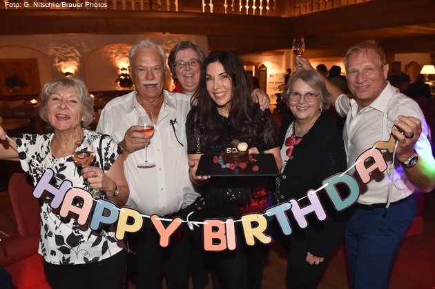 Nadine Guggenberger (1. Vorsitzende Traumzeit e.V.), Alexandra Polzin mit Mann Gerhard Leinauer und Eltern Frank-Max und Regina Polzin. Foto: G. Nitschke/Brauer Photos