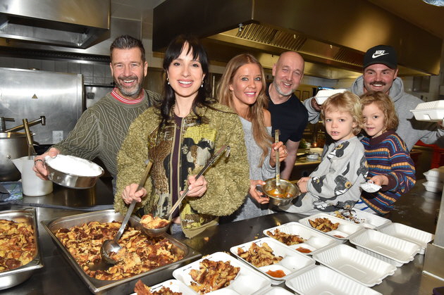 Marc Peine (Kinderlachen e.V.), Stephanie Stumph, Laura Karasek, Christian Vosseler (Kinderlachen e.V.), Benjamin Heinrich mit Familie. Foto: Brauer Photos f�r Kinderlachen