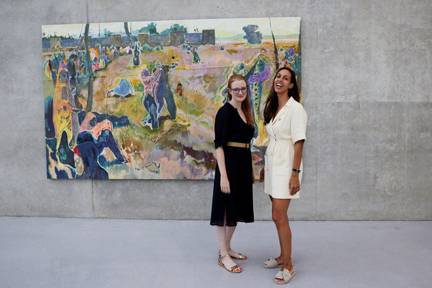 Jenny Kitzinger und Isabelle Freifrau von Crailsheim vor einem Werk des Künstlers Michael Armitage