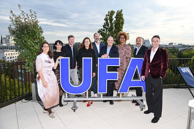 Die Gesch�ftsf�hrer:innen der UFA: Emese �cs, Vanessa Schmit, Sascha Rustmeier, Katharina Rietz, Christian Rohde, Markus Brunnemann, Nataly Kudiabor und Sascha Schwingel mit Group COO Fremantle/CEO Continental Europe Andrea Scrosati (2. v.l.). Foto: UFA/ O. Walterscheid