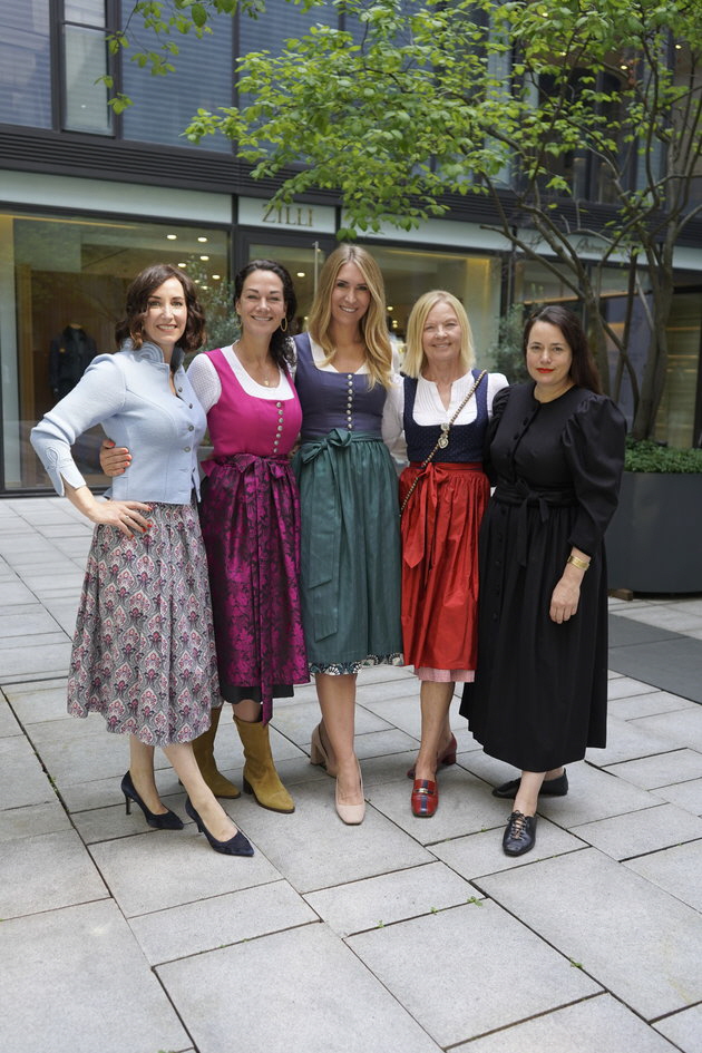 Marie Litzlfelder, Charlotte Gra?fin von Oeynhausen, Anja Gra?fin von Keyserlingk, Gabi Strassburger & Julia Zirpel. Foto: Clark Parkin fu?r Brenner