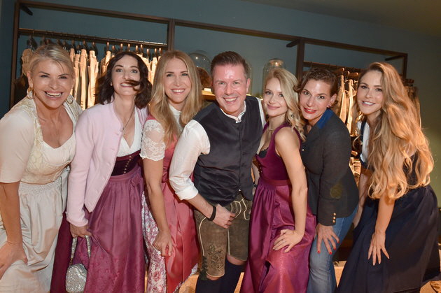 Christian Greiner (Ludwig Beck Vorstand) und Frau Sandy Greiner (DJane), Barbara Klein, Anja Gr�fin von Keyserlingk, Mareile Litzlfelder, Julia Haupt, Sarah Kronsbein. Foto: BrauerPhotos/G. Nitschke