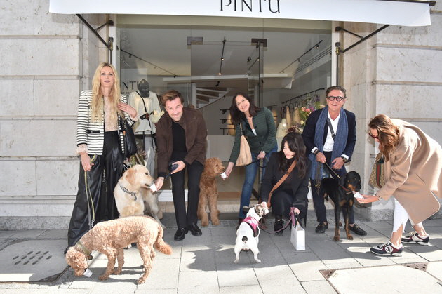 Julia Pohl, Chris Fraas, Dr. Andrea Geiger, Michaela Aschberger, Johann Beck mit Freundin Dr. Johanna Jais und Hunden. Foto: BrauerPhotos/G. Nitschke