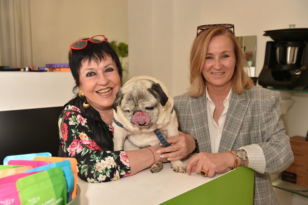 Uschi Ackermann und Hund Willy, Katharina Lukas
