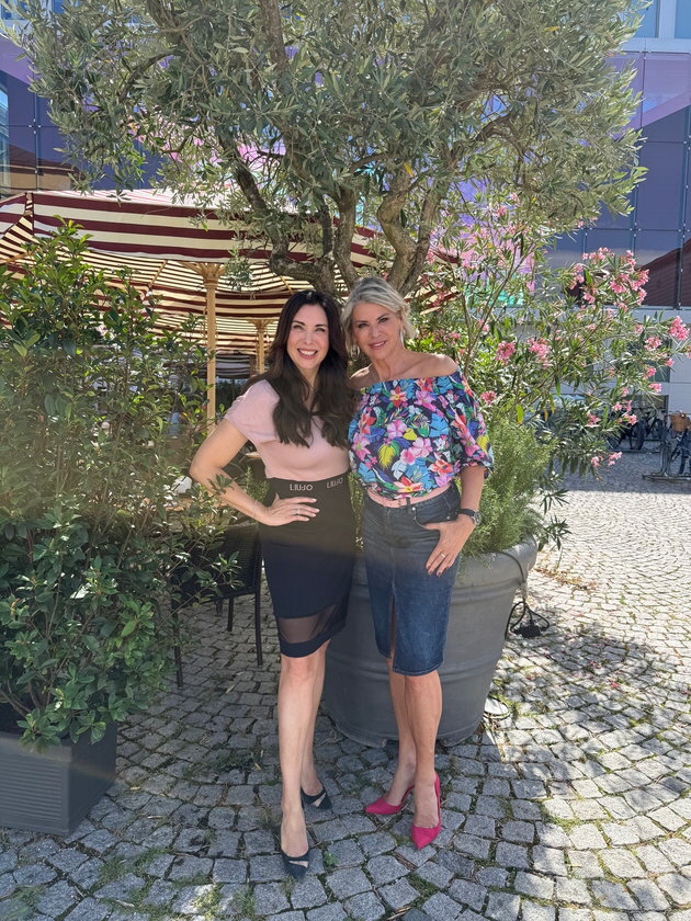 Moderatorin Alexandra Polzin (50) und Fitness-Expertin Barbara Klein (60). Foto: privat