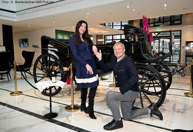 Alexandra Polzin mit Mann Gerhard Leinauer vor der Original-Filmkutsche aus den Sisi Filmen. Foto: W. Breiteneicher/ABR Pictures