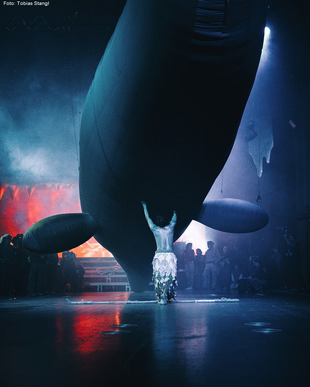 OCEAN CAGE: Tianzhuo Chen & Siko Setyanto, 2025. Foto: Tobias Stangl