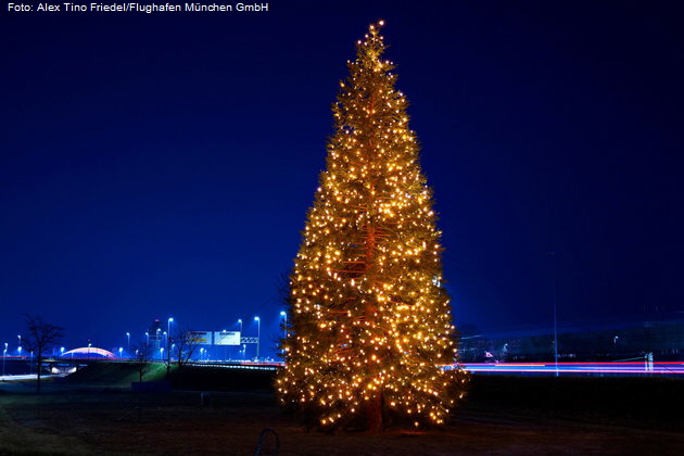 Christbaum erstrahlt an der Zentralallee am Mnchner Airport. Foto: Alex Tino Friedel/Flughafen Mnchen GmbH