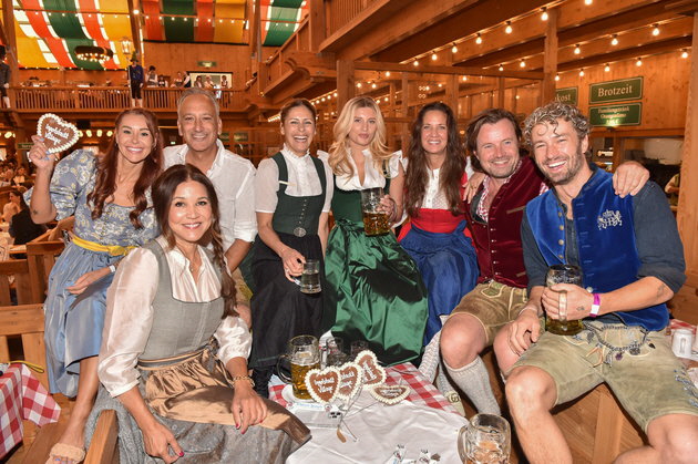 Karen Webb, Tiger Kirchharz, Sanjiv Singh, Funda Vanroy, Luna Schweiger und Mutter Dana Schweiger, Michael von Hassel, Simon Lohmeyer. Foto: BrauerPhotos/G. Nitschke