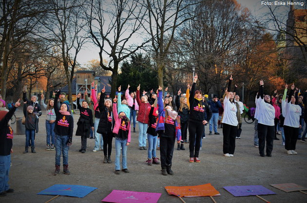 Die einstudierten T�nze zeigen die Teilnehmer*innen auf der One-Billion-Rising-Parade wie hier am Karl-St�tzel-Platz. Foto: Erika Hennig