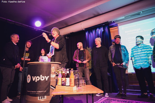 Hans-Georg Stocker mit dem Preis in der Hand freut sich. Foto: Kaethe deKoe