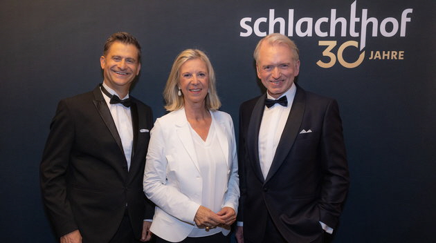 BR-Intendantin Dr. Katja Wildermuth mit den "schlachthof"-Gastgebern Michael Altinger (l.) und Christian Springer