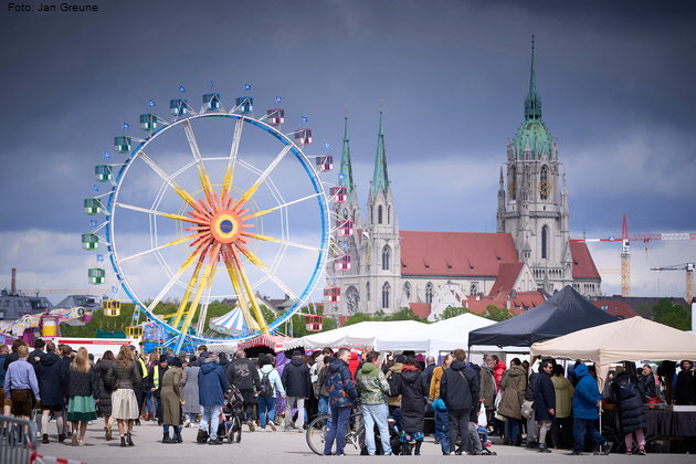 BRK-Riesenflohmarkt auf der Theresienwiese. Foto: Jan Greune