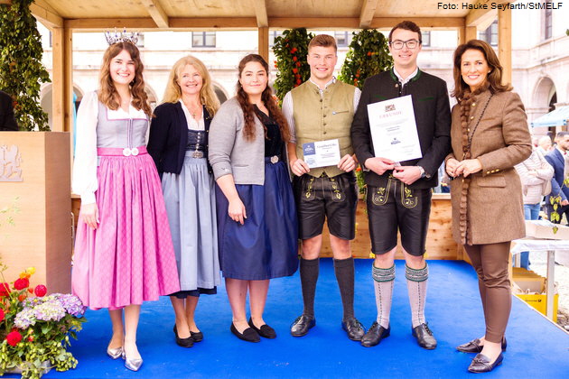 Bayerische Milchknigin Elisabeth Heimerl, Margarita Huber, Rosalie Huber, Emmeran Huber, Johann Huber jun., Staatsministerin Michaela Kaniber. Foto: Hauke Seyfarth/StMELF