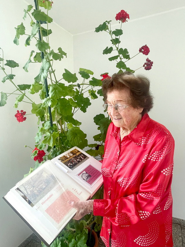 Franziska M�hlthaler in der Rosenheimer Wohnung mit einem ihrer Erinnerungsalben und bei einer sch�n gewachsenen Hochgeranie. Foto: H�tzelsperger