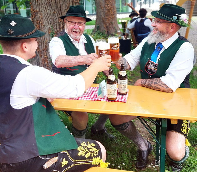 HOE_Trachtler-Hoibe-Biergarten quer