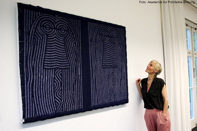 Martina Salzberg vor ihrem Kunstwerk. Foto: Akademie für Politische Bildung