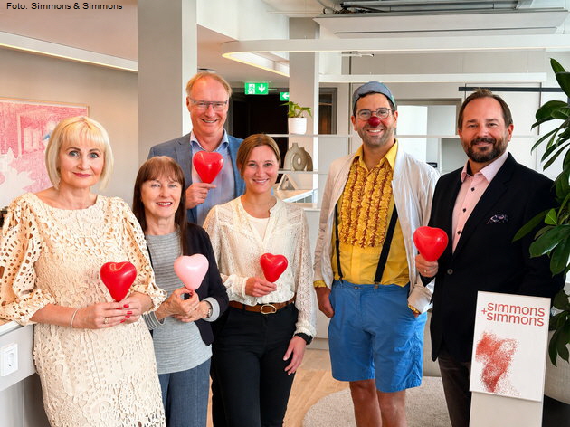 Andrea Hofmann, Elisabeth Makepeace, Dr. Fritz Lahrtz, Stefanie Rose, KlinikClown "Dr. Batscho" u. Florian Laus. Foto: Simmons & Simmons